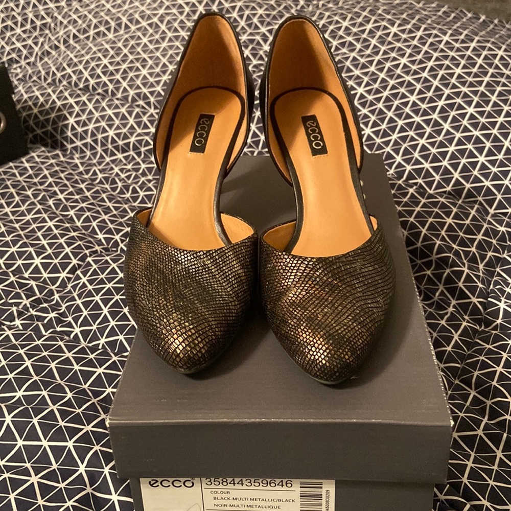 Ecco heels for sale. Lightly worn twice. Comes with original box. 😁